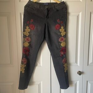 Bandolino | Lisbeth floral embroidered skinny jeans. Size 8. Stretch.